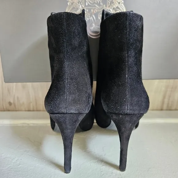 VINCE CAMUTO heeled boots Size 7M with box
