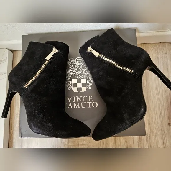 VINCE CAMUTO heeled boots Size 7M with box
