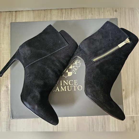 VINCE CAMUTO heeled boots Size 7M with box