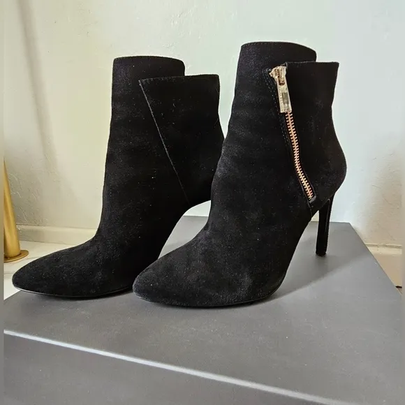 VINCE CAMUTO heeled boots Size 7M with box