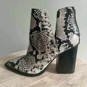 Vince Camuto Gigietta Snake Ankle Boots Black and White Sz 6.5 NWOB