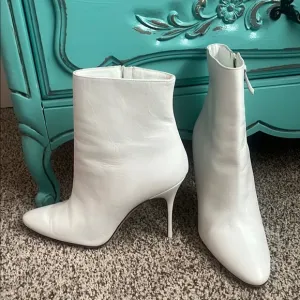White Heeled Boots with Pointed Toe and Stiletto Heel
