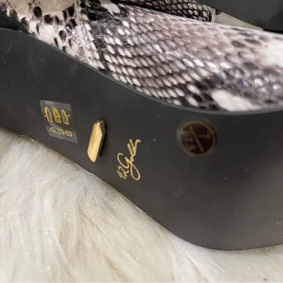 Women’s 42 Gold Ojai Snake Print Leather Grey Boots 7 US!