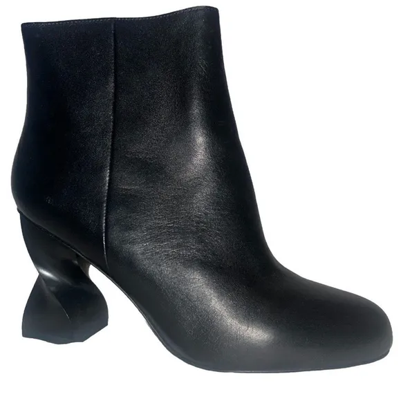 Women’s Opening Ceremony Twisted Heel Black Zip Up Boots Size 9.5