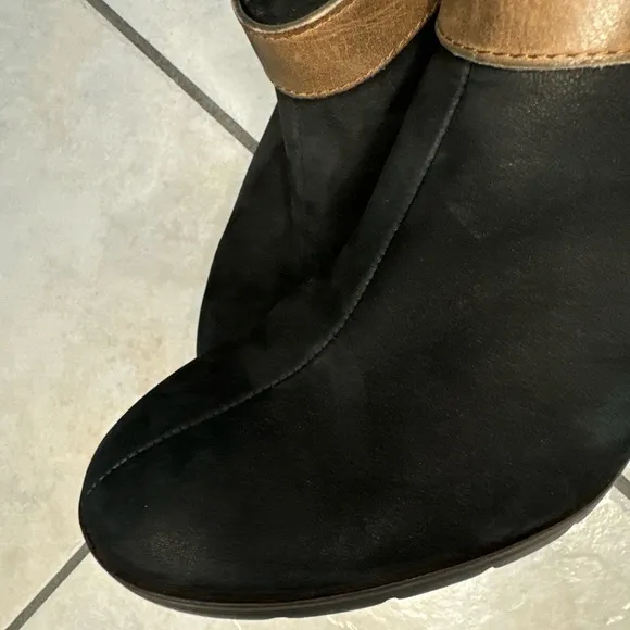 Women’s Paul Green heeled booties black suede size 5.5