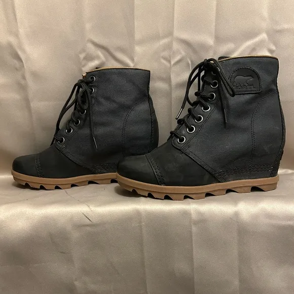Women’s “Sorel PDX” Navy Glazed Leather  Wedge Ankle Boots Sz.9