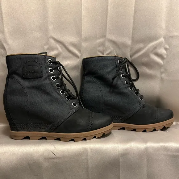 Women’s “Sorel PDX” Navy Glazed Leather  Wedge Ankle Boots Sz.9