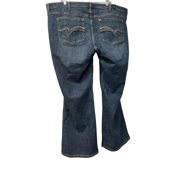 Wrangler Women's Aura Instantly Slimming Jeans - Blue Flare New without Tags 24