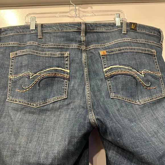 Wrangler Women's Aura Instantly Slimming Jeans - Blue Flare New without Tags 24
