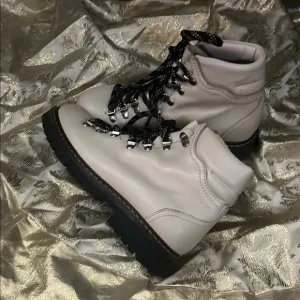 ZARA Girls’ Lace-Up Leather Combat Hiking Boots Cream Color Booties EU 35/US 3.5