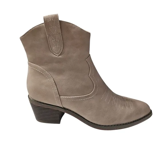 ZAYNSIA Chunky Heel Cowboy Boots Cream Size 10 NWT