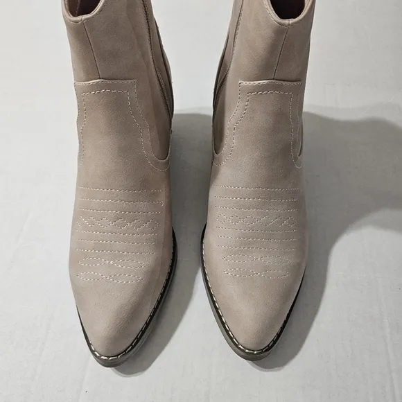 ZAYNSIA Chunky Heel Cowboy Boots Cream Size 10 NWT