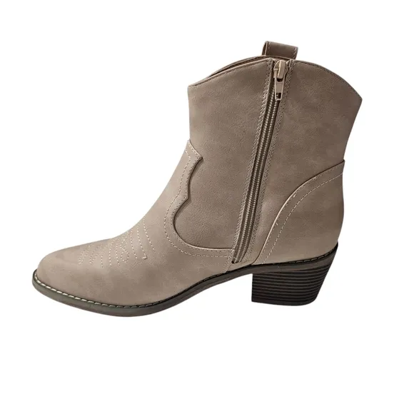 ZAYNSIA Chunky Heel Cowboy Boots Cream Size 10 NWT