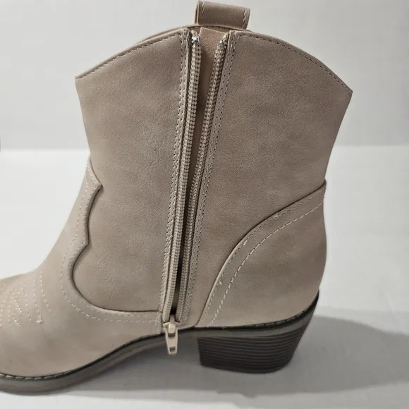 ZAYNSIA Chunky Heel Cowboy Boots Cream Size 10 NWT