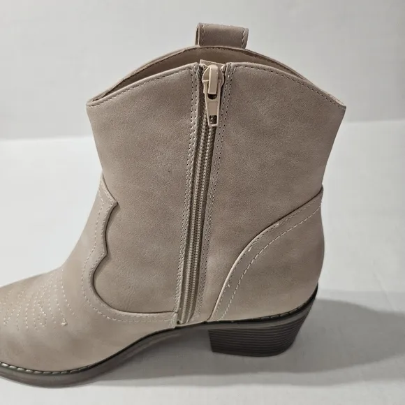 ZAYNSIA Chunky Heel Cowboy Boots Cream Size 10 NWT